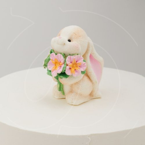 Фигурка из шоколадной глазури "Зайчик с букетом" 