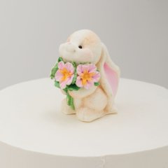 Фигурка из шоколадной глазури "Зайчик с букетом" 